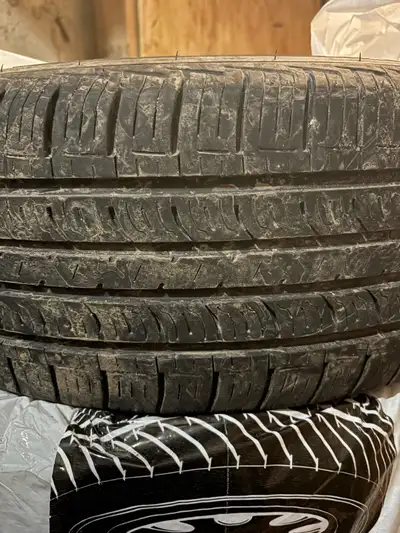 Je vends un pneu d'été de taille 205/55R16 de marque Nexen, idéal pour votre voiture. Ce pneu est us...