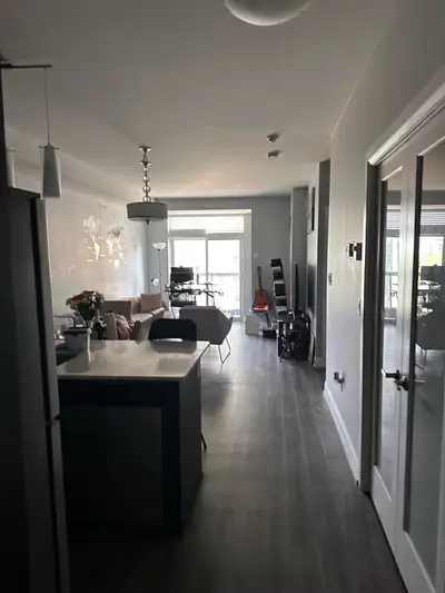 Cozy Private Den in Luxury Condo – Gym, Pool, Lounge Access