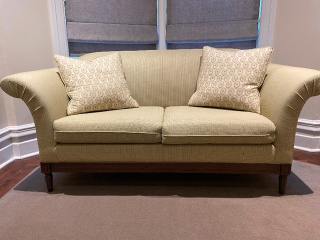 Couch in great condition dans Sofas et futons  à Ville de Montréal - Image 2