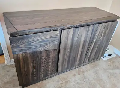Très beau buffet de cuisine en bois massif noir travaillé (voir les photos)