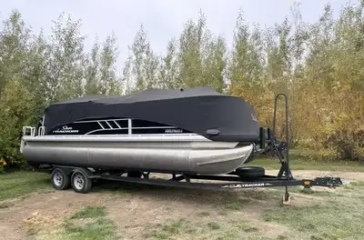 Great pontoon boat for enjoying the lake! Seats 11 people comfortably. Excellent condition with very...