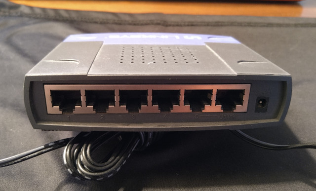 Linksys EZXS55W EtherFast 10/100 6-Port Switch in Networking in Kitchener / Waterloo - Image 3