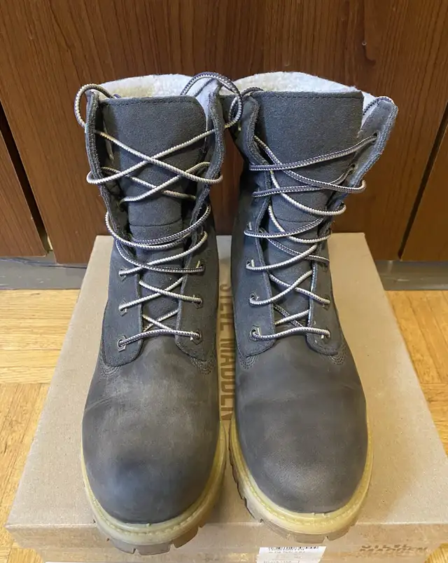 women’s Timberland Roll-Top Boots in Women's - Shoes in City of Toronto - Image 5