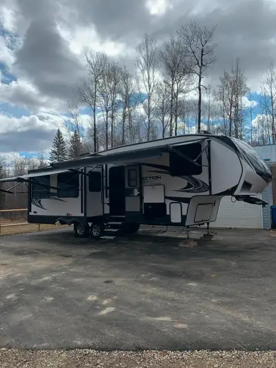 2022 Reflection Fifth Wheel. 29 feet. Half ton rated. Trailer is fully loaded including Center islan...