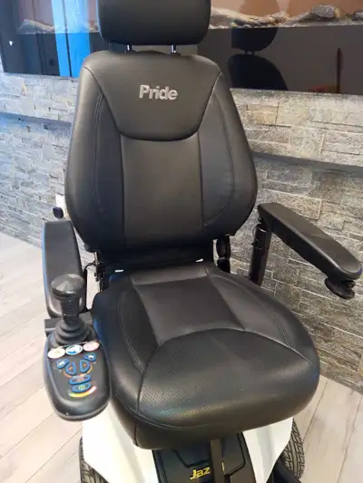 fauteuil roulant motorisé de marque Pride Jazzy AIR avec siège élévateur motorisé qui permet d'attei...