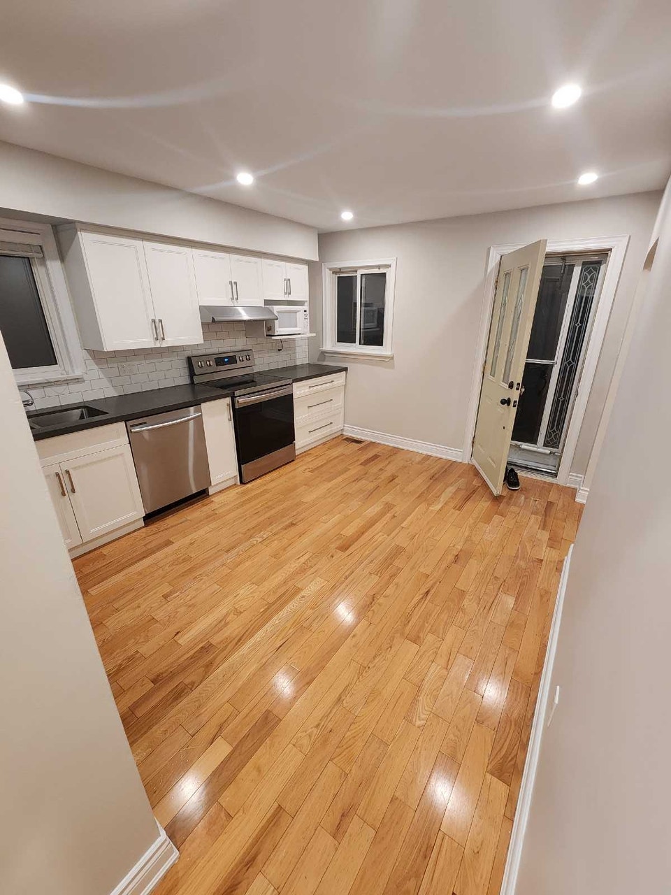 3 Bedroom 1 Washroom Lakeview Upper Unit 3
