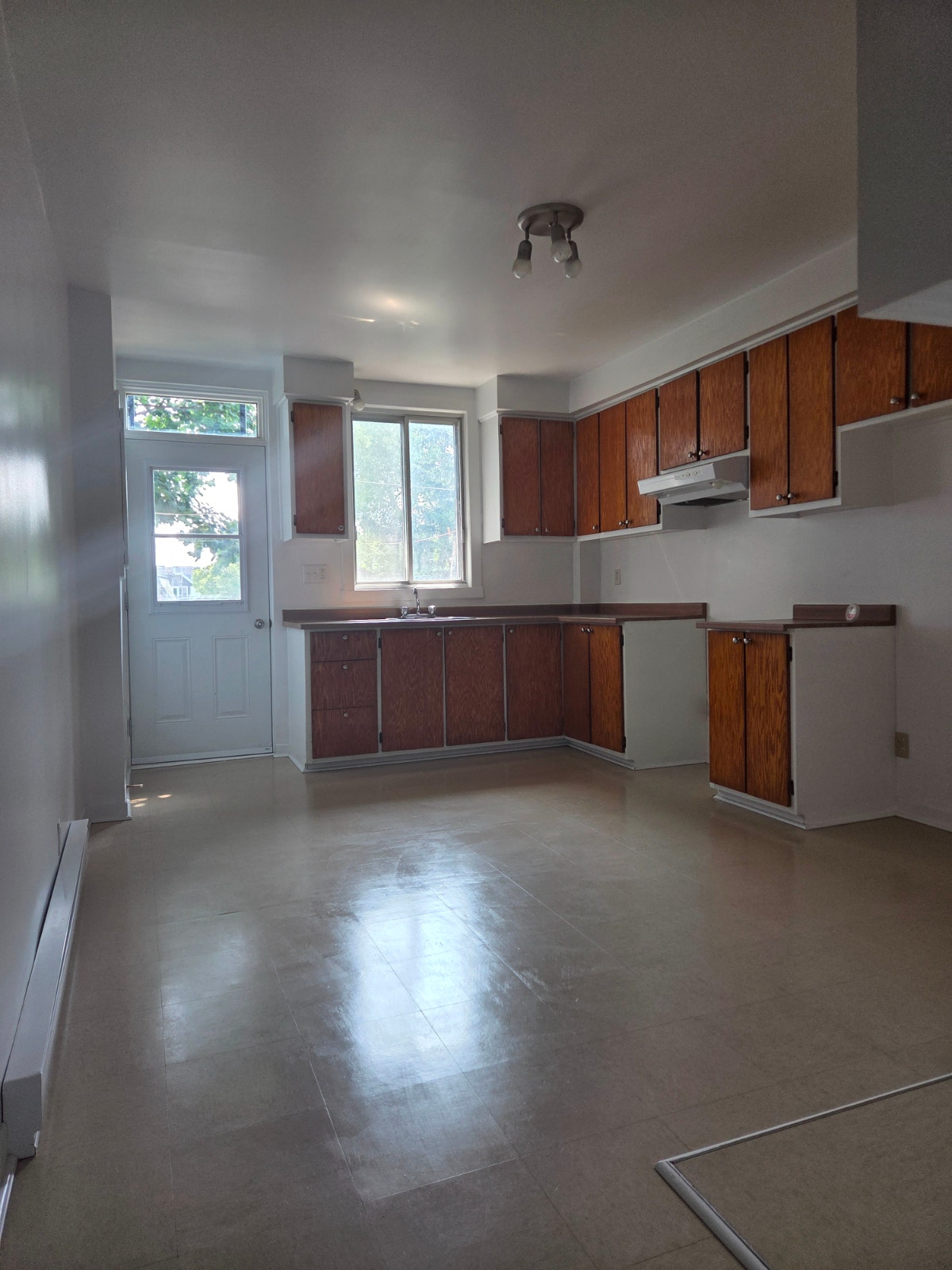 Grand logement ensoleillé près du métro Jolicoeur — photo 2
