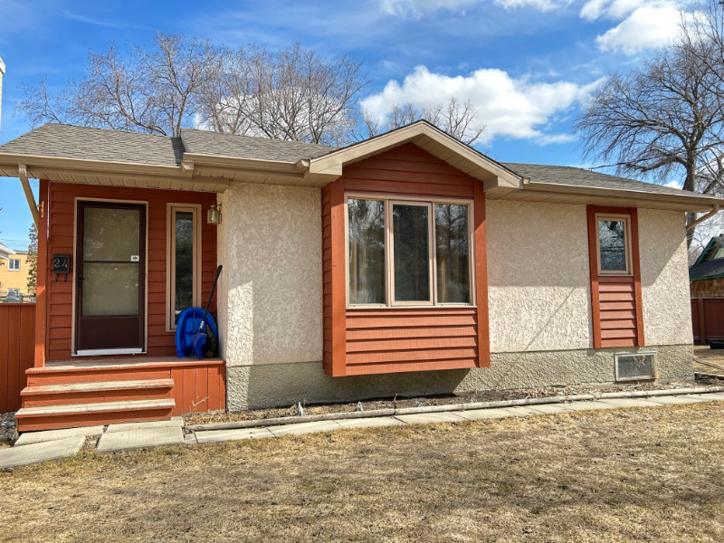 *RENTED* 1 Bed 1 Bath + Den House for Rent St Vital Huge Yard Long