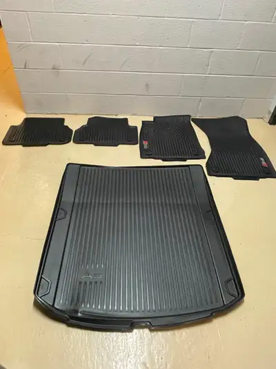 5 tapis 4 saisons neuf Audi, 2 avants, 2 arrières plus 1 valise . Valeur 500$ pour 100$ - argent com...