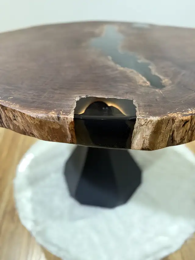 walnut dining table with resin  in Dining Tables & Sets in Markham / York Region - Image 3
