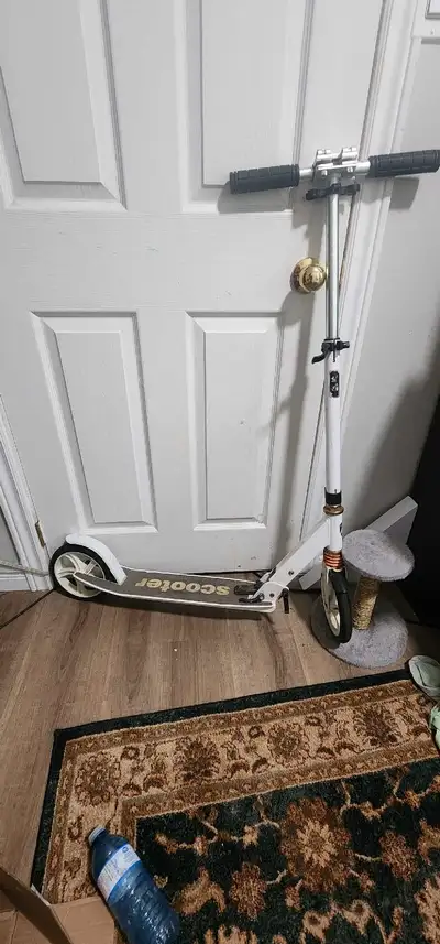 Zoom around the neighbourhood with this white scooter! It's a fun way to get around, featuring a stu...