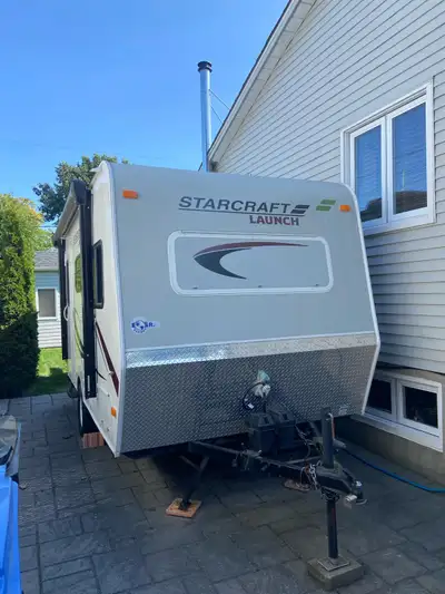 Je vends ma roulotte Starcraft Launch 15 FD 2014 Cette roulotte de voyage est idéale pour un couple...