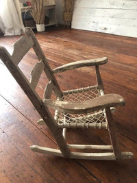 Antique chaise berçante pour enfant ,centenaire