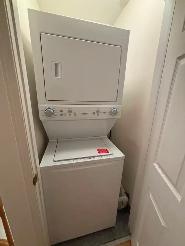 YORK UNIVERSITY VILLAGE - 2 rooms *Female students only* in Room Rentals & Roommates in City of Toronto - Image 6