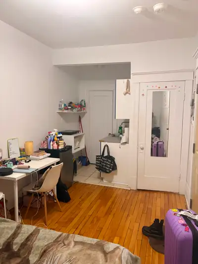 Studio to rent at 3641 rue Sainte Famile. It’s 975$ from March to April since it’s a lease transfer....