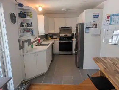 Maison à louer à St sauveur, 2 chambres et une salle de rangement, 1 salle de bain et une salle d'ea...
