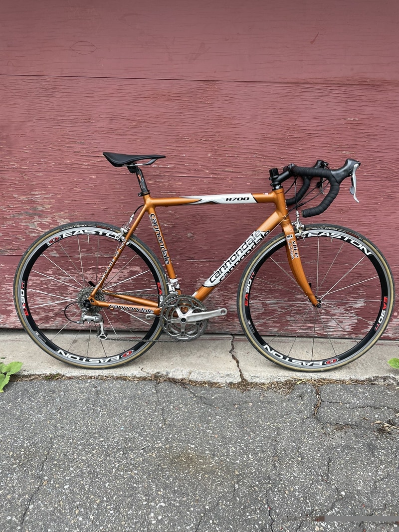 Vélo de route Cannondale R700 54cm ultegra 105 roue easton De route