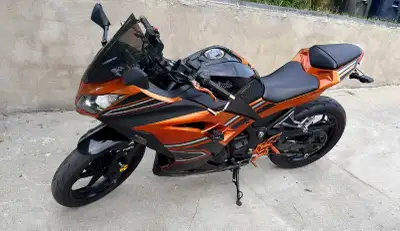 Kawasaki Ninja 300 Special Edition Bike is in mint condition, very clean with no scratches or damage...