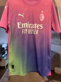 Maillot extérieur de L’AC Milan taille M ( prix négociable ) 