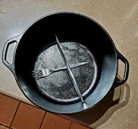 Lodge cast iron pot with lid. Seasoned. Probably about 4.7L or 5