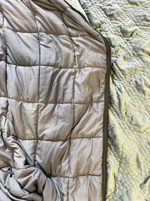 Queen 25lb Hush Weighted Blanket  in Bedding in Calgary - Image 4