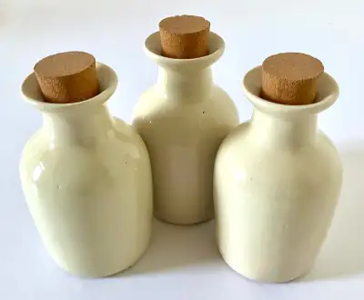 Vintage. Ensemble de 3 flacons Porcelaine à bouchons de liège, View more