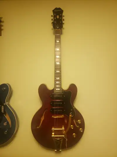 Epiphone Riviera semi hollow, View more