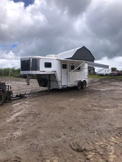Exiss XT/200 2 horse slant load with living quarters. In very good condition everything works ac,lig...