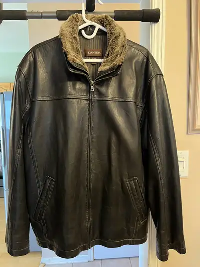 Excellent condition men’s 2x leather jacket with removable fur trim.