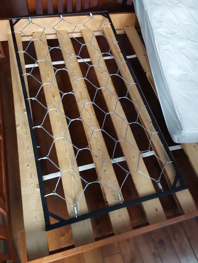 Lit double en bois véritable in Beds & Mattresses in City of Montréal - Image 11