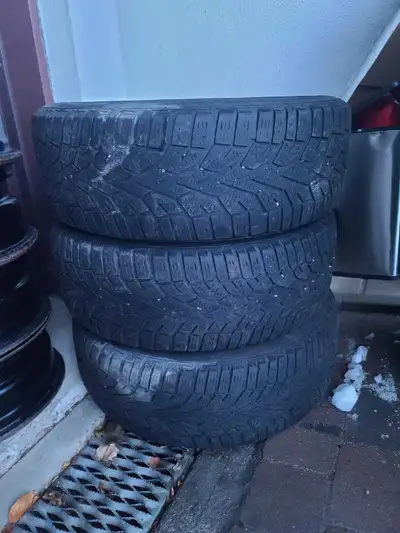 Je vends un ensemble de quatre pneus d'hiver de taille 225/60 R17, parfaits pour affronter la saison...