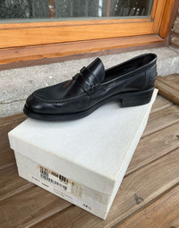 Souliers  de femmes / loafers / cuir Italie / 38 1/2 / payé 140$
