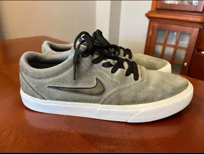 Nike mens 8.5 SB Charge suede skate shoes, grey, View more