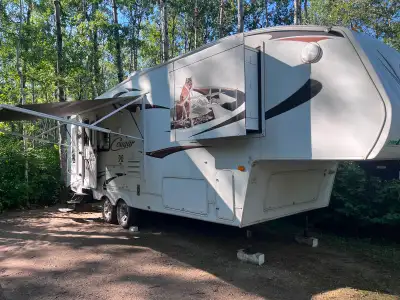 This 2010 Keystone Cougar Lite travel trailer is a reliable companion for your next outdoor adventur...