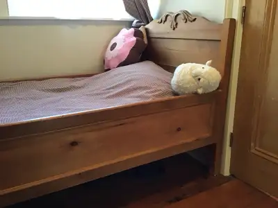 lit simple enfant. antiquité, View more