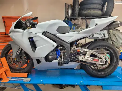 Selling my track/race prepped 2005 Honda CBR600RR. PROS: -Full Hotbodies Race fairings -Brembo brake...