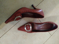 Stylish burgundy shoes. Perfect for fall size 6