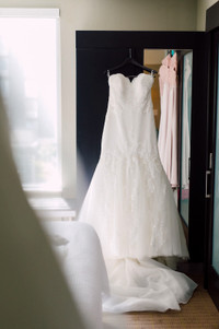 WEDDING DRESS SIZE 12: Professionally Cleaned Like Brand New!!!