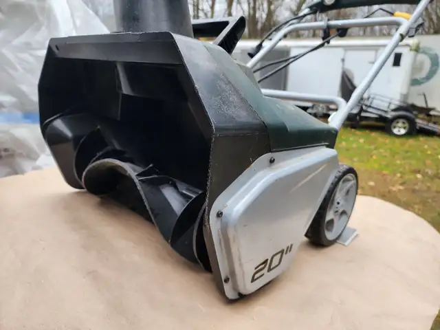 Yardworks 20" 13 Amp Corded Electric Snowblower W Lights in Snowblowers in Windsor Region - Image 9
