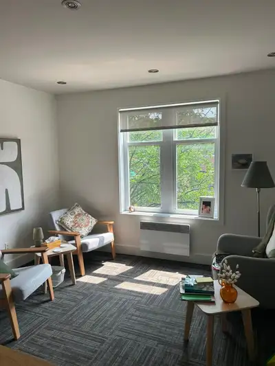 Bonjour, Nous sommes deux psychologues qui partageons un bel espace de travail au cœur de Rosemont,...