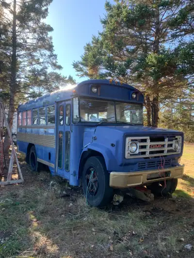 Giving away a motorhome camper, a 25 foot bus converted into a camper & a camper trailer for free bl...