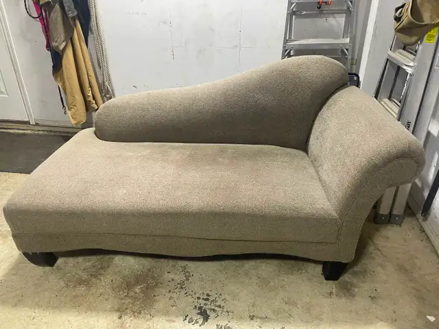 Free lounge in Couches & Futons in Mission - Image 2