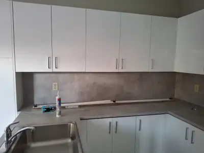 Sheridan College Trafalgar campus is a 5min walk to the house. Direct bus to the Oakville GO station...