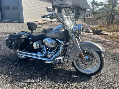 Well taken care of, clean, lots of chrome. Megnetic throttle lock. 96CI with a 6 speed transmission....