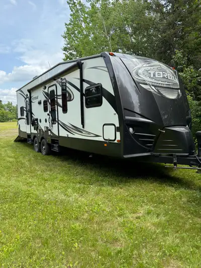 Roulotte Heartland Torque 261 année 2015, achetée neuve en 2016 Peut coucher 7 personnes. Les 3 sect...