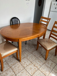 TABLE DE CUISINE EN CHENE AVEC 3 CHAISES