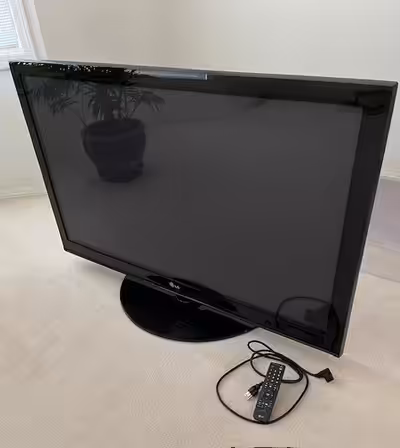 LARGE LG TV WITH STAND IN PERFECT CONDITION COMES WITH BRAND NEW REMOTE AND BRAND NEW BOX ON THE ORI...