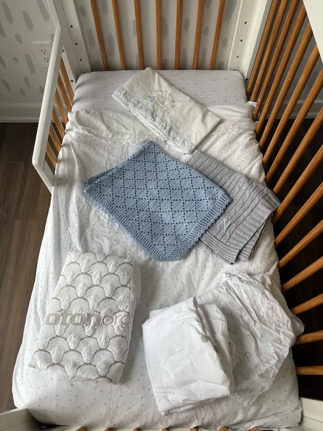 Crib + accessories in Cribs in City of Toronto - Image 6