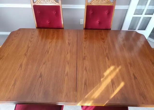 Beautiful hardwood dining table and 6 chairs set in Dining Tables & Sets in Markham / York Region - Image 4