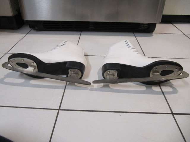 CCM Champion Deluxe Ladies Figure Skates Size 7 Like New Ex Cond in Skates & Blades in Mississauga / Peel Region - Image 3